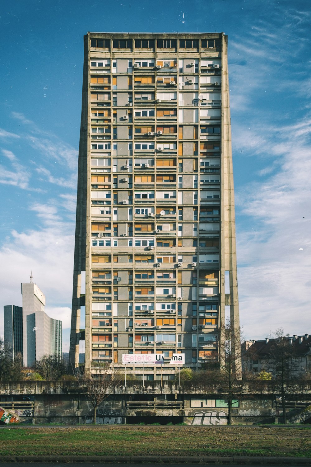 Bâtiment en béton brun et blanc