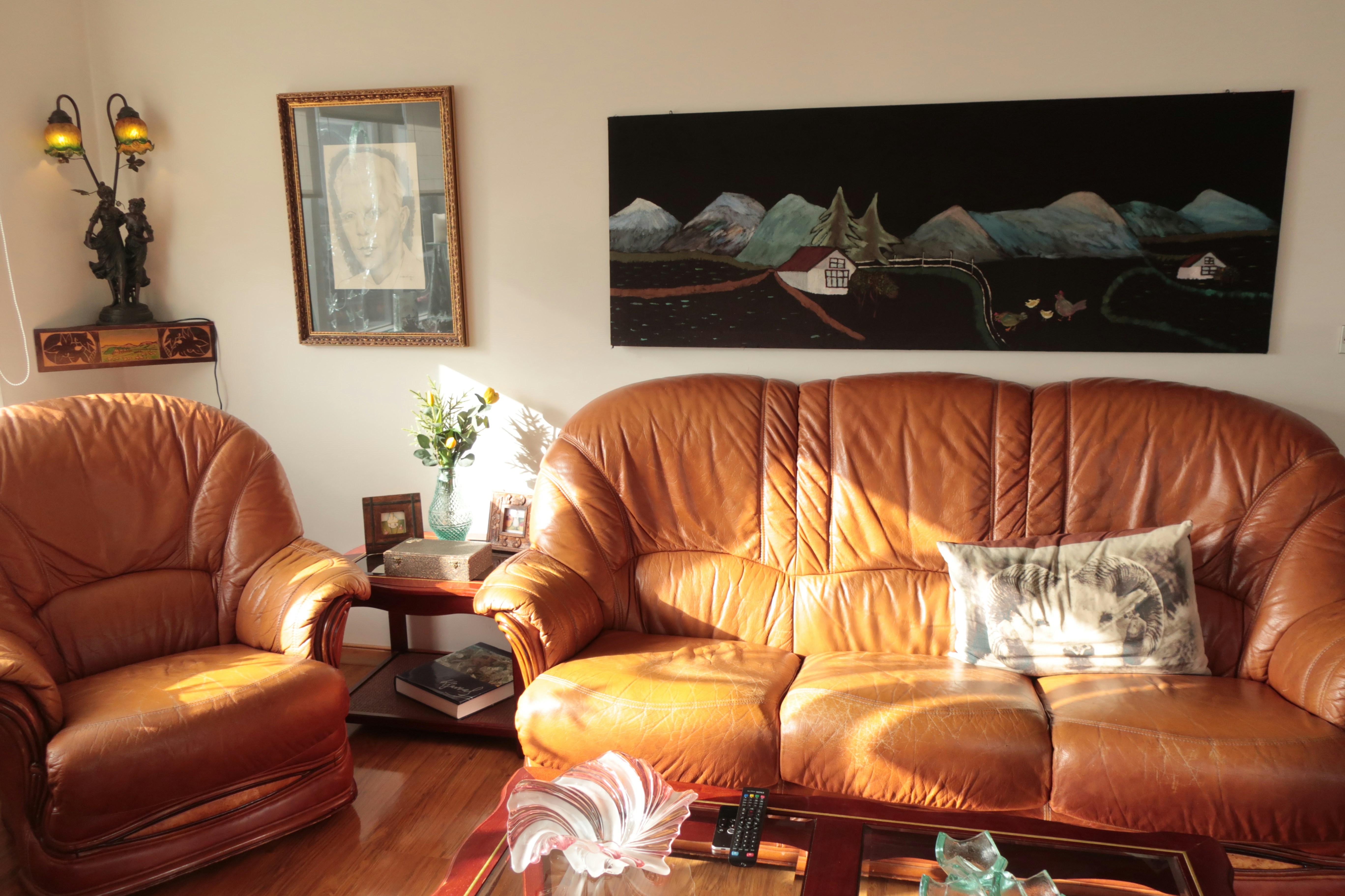 Brown leather couch with throw pillows photo Free Vik Image on Unsplash