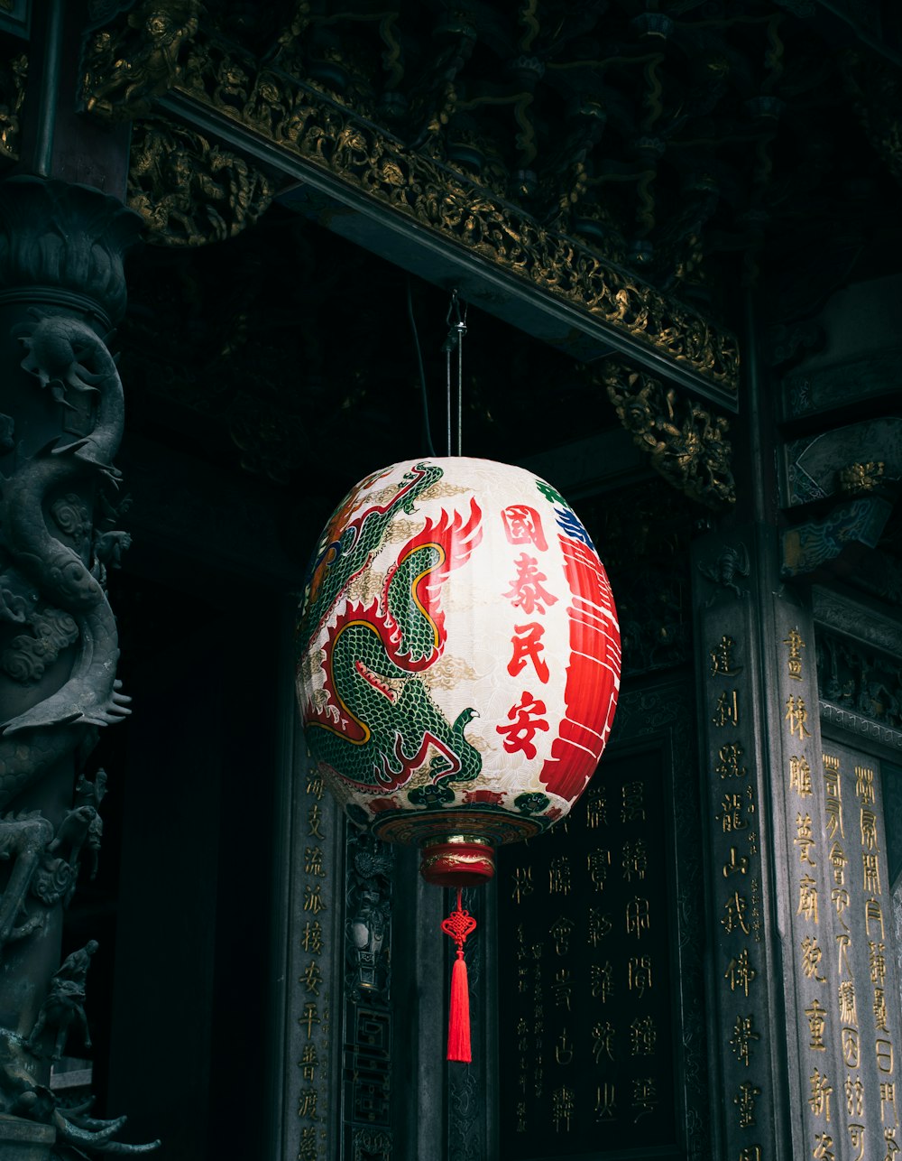 red and white chinese lantern
