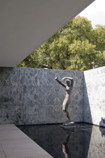 man statue on gray concrete wall