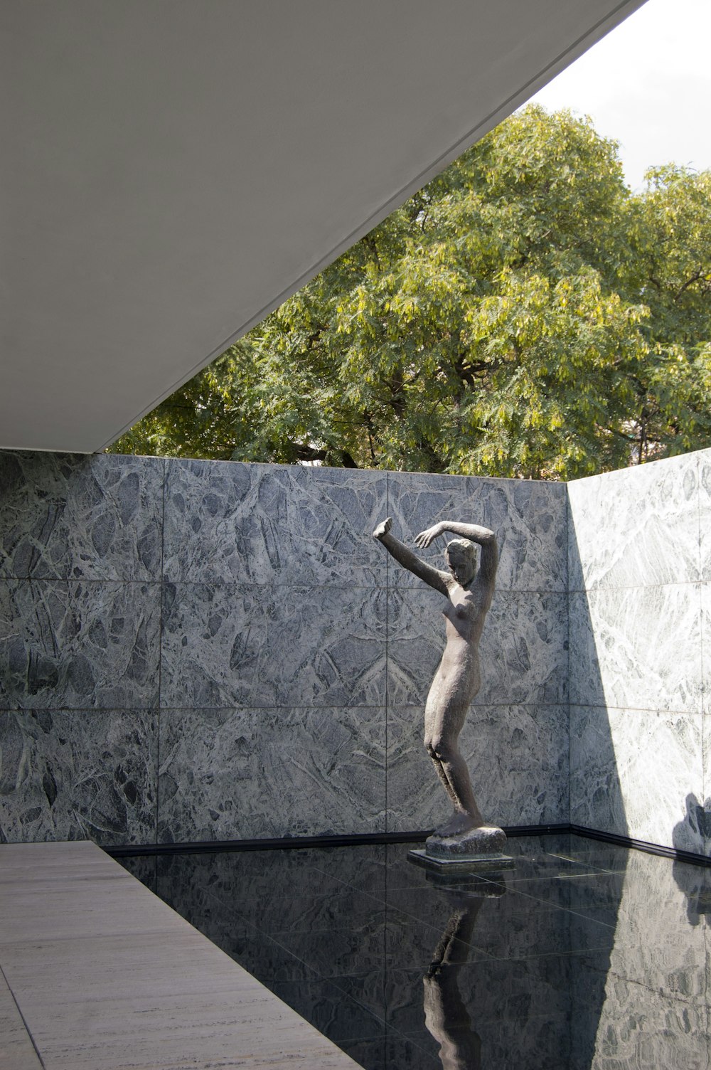man statue on gray concrete wall