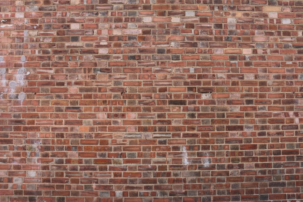 Pared de ladrillo marrón durante el día