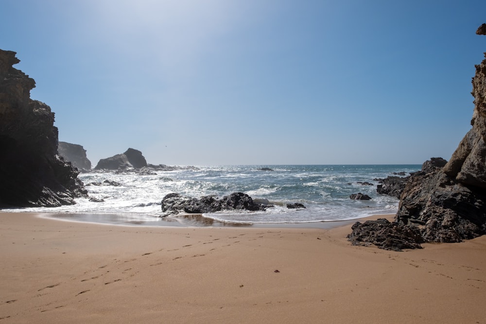 sea waves crashing on shore during daytime