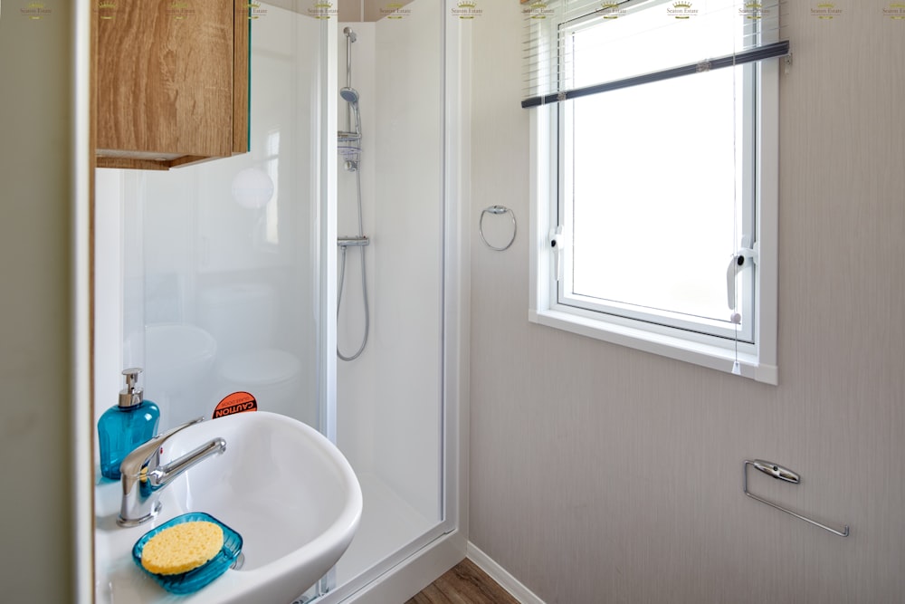 white ceramic bathtub near white bathtub