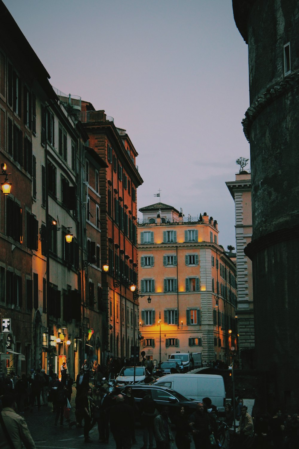 persone che camminano per strada tra gli edifici durante il giorno