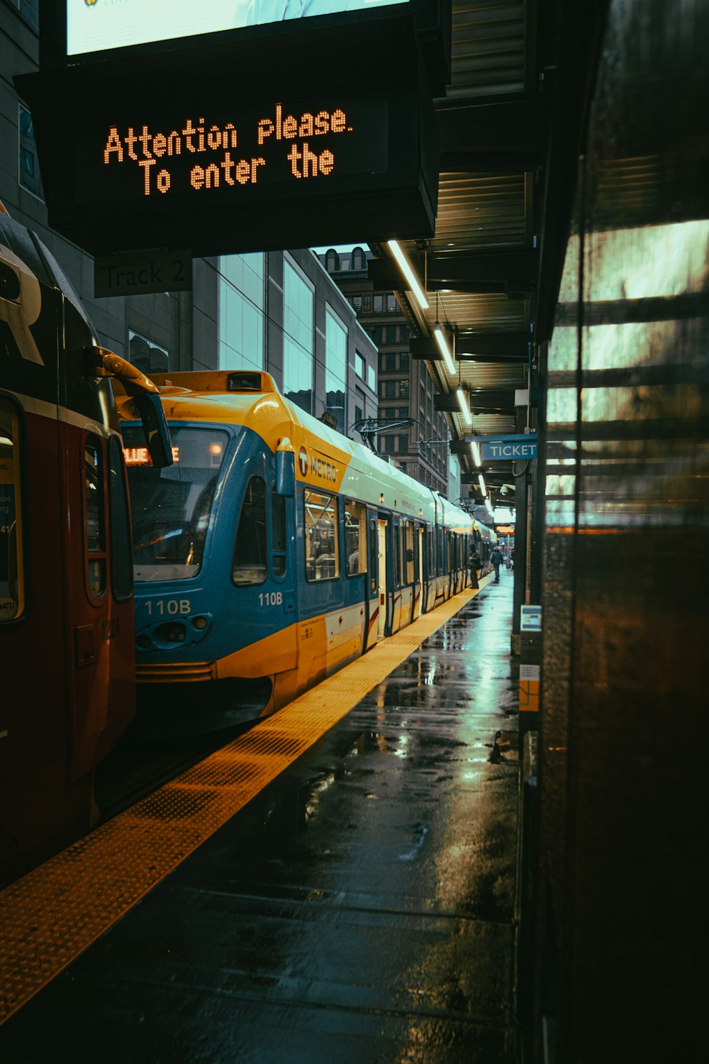 blau-gelber Zug im Bahnhof