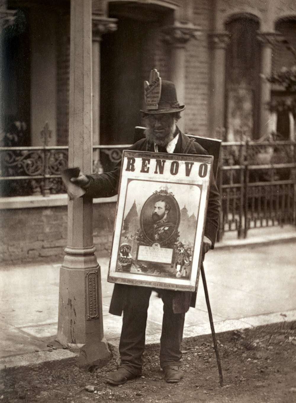 Foto en escala de grises de un hombre sosteniendo un marco de fotos