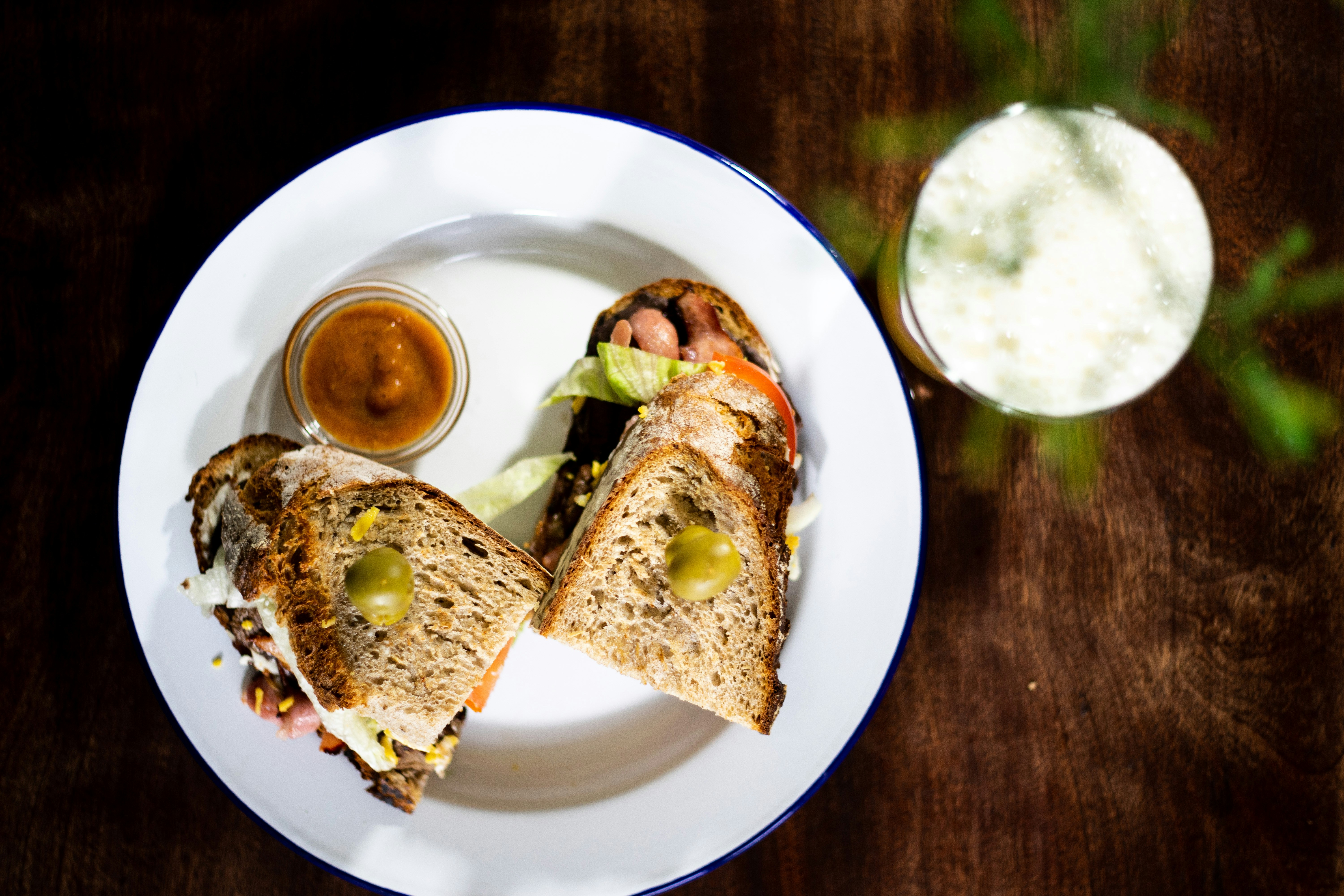 pane con limone a fette su piatto di ceramica bianca