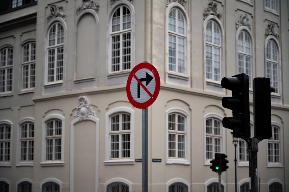 Señal de stop roja y blanca