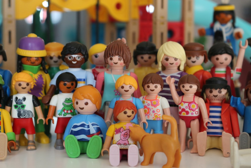Kinder mit verschiedenen farbigen Plastikspielzeugen