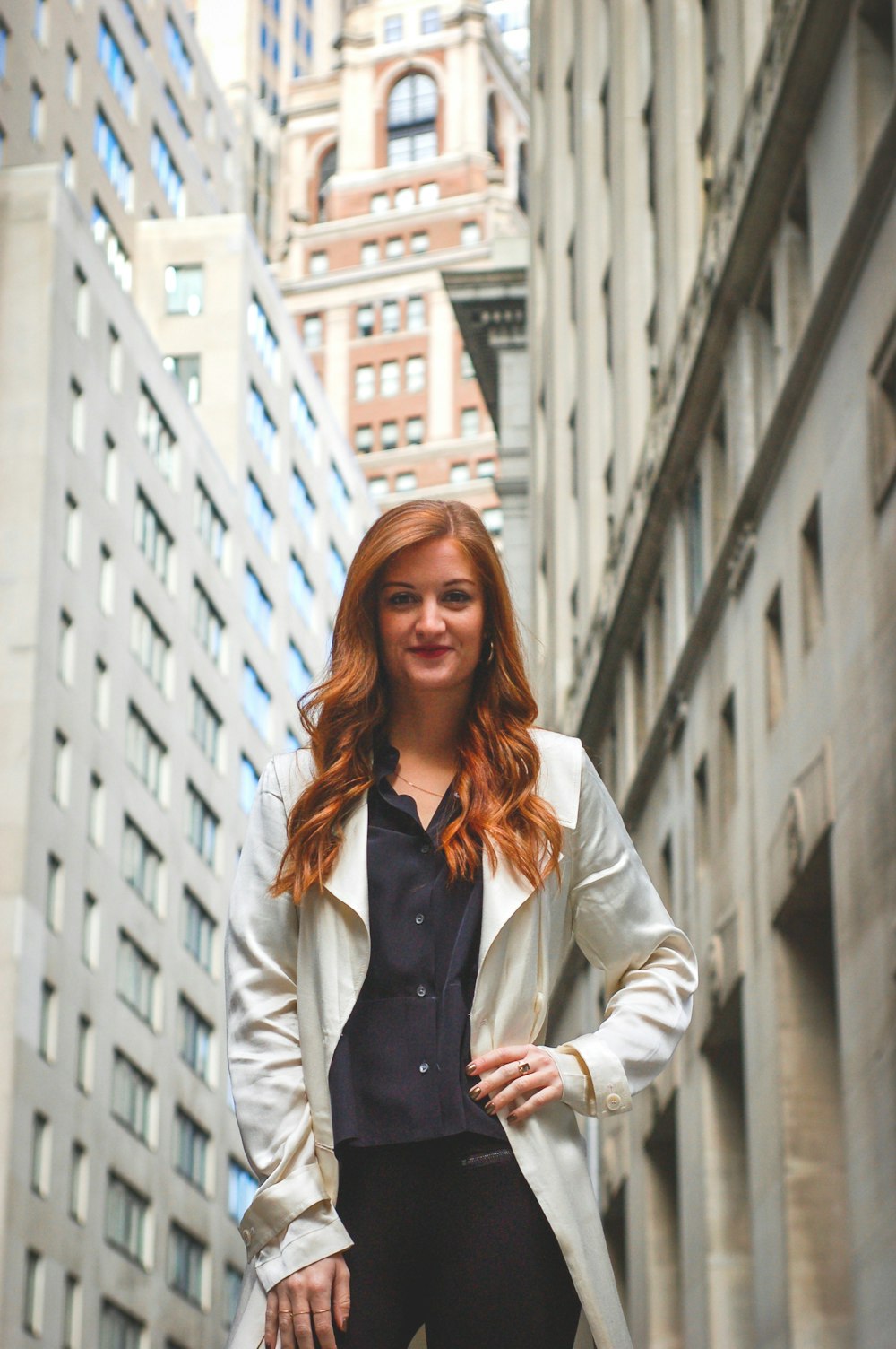 Mujer en blazer blanco sonriendo