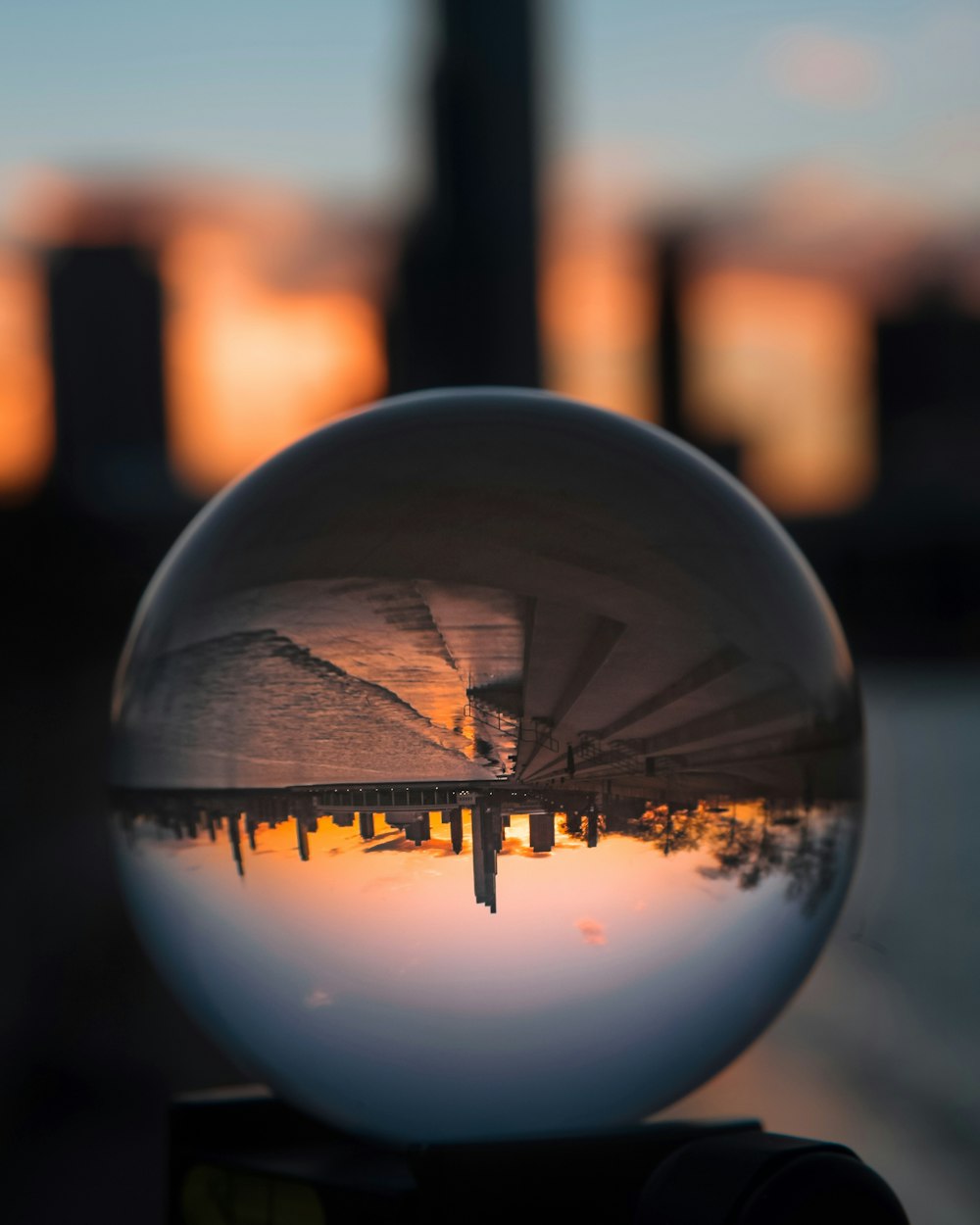 Boule de verre transparent avec des personnes marchant sur le trottoir pendant la journée