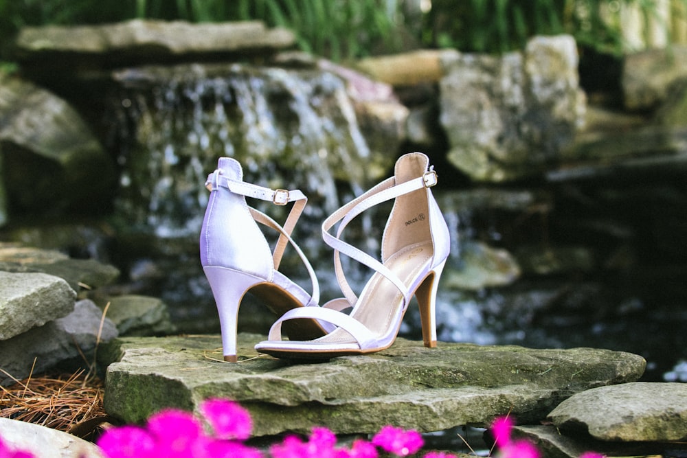 sandálias de salto de peep toe branco e rosa