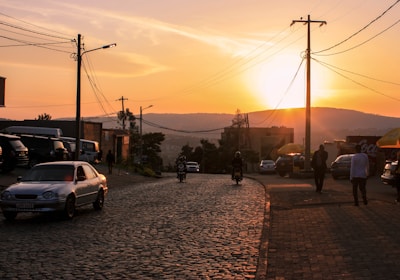 Ruanda Reise Kigali Straßenbild Sonnenuntergang