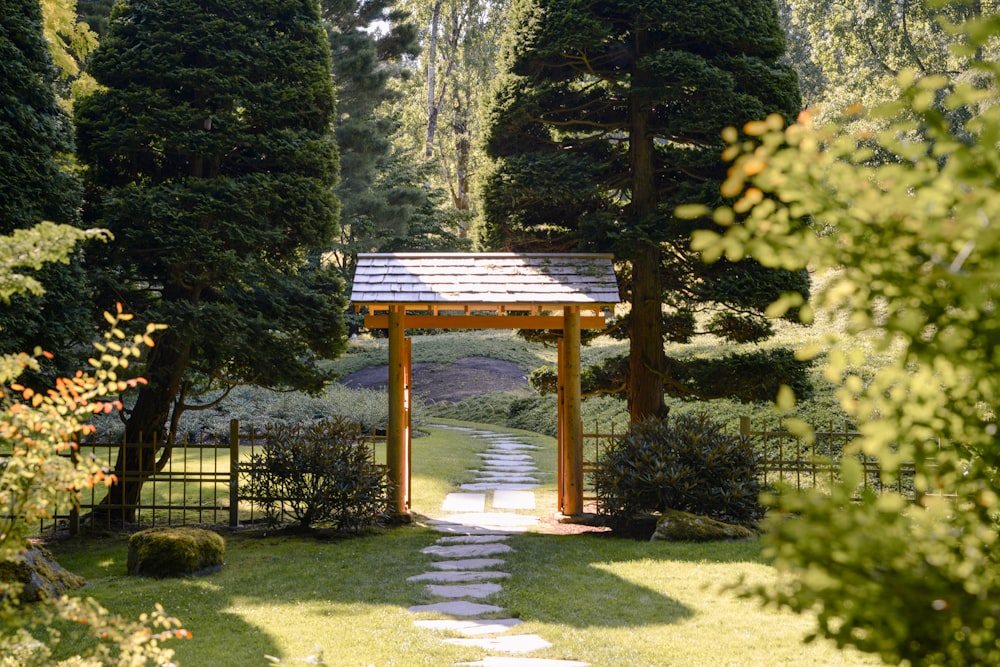 banc en bois marron sur un champ d’herbe verte