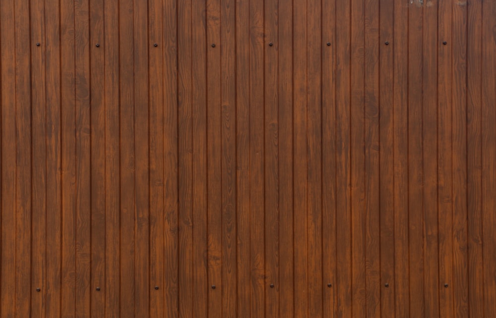 mur en bois brun pendant la journée