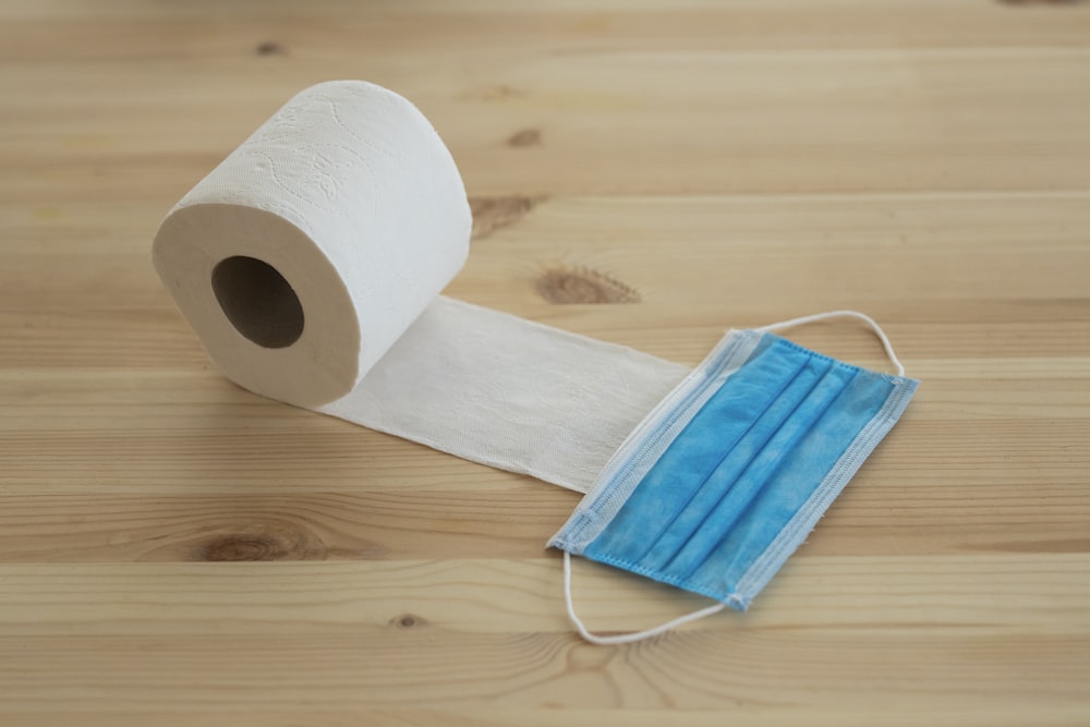 weiße Toilettenpapierrolle auf braunem Holztisch