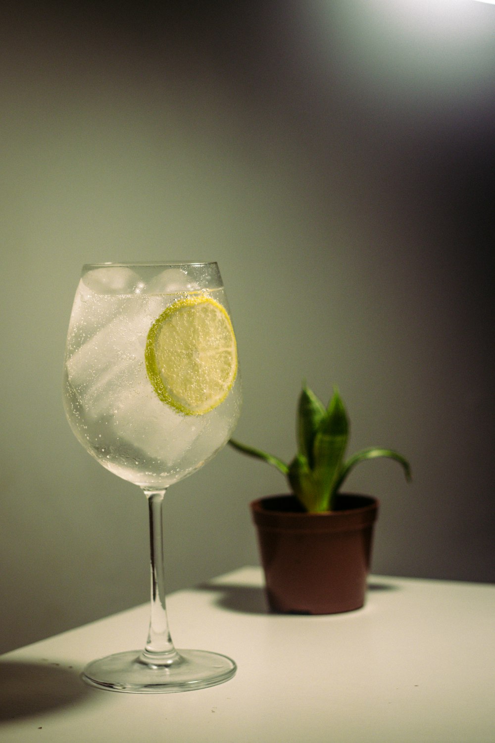 Copa de vino transparente con jugo de limón