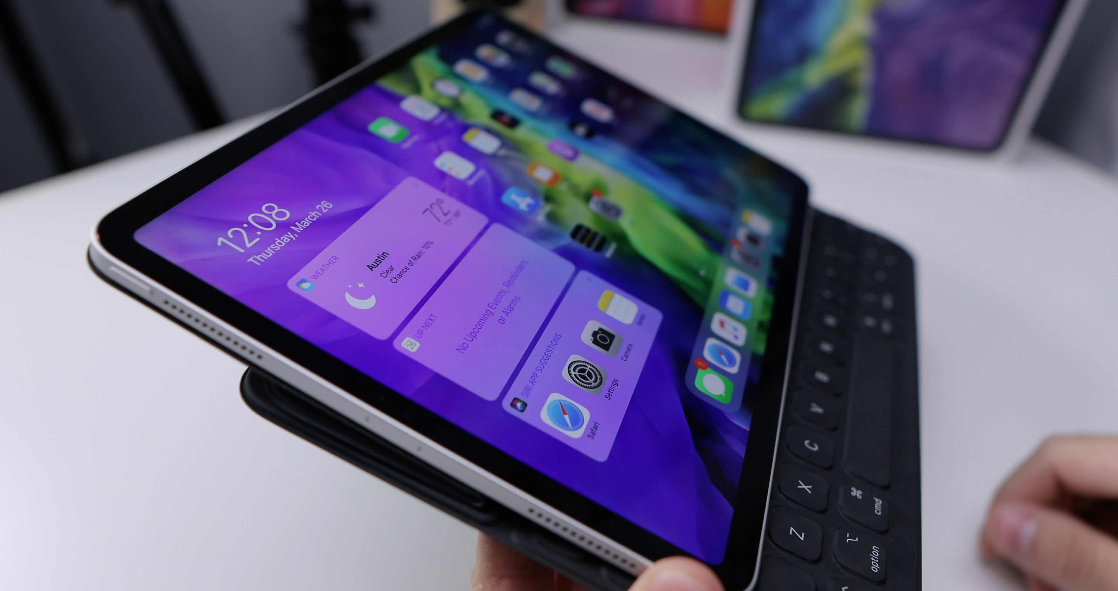 Ordinateur tablette noir allumé affichant des icônes photo Photo IPad