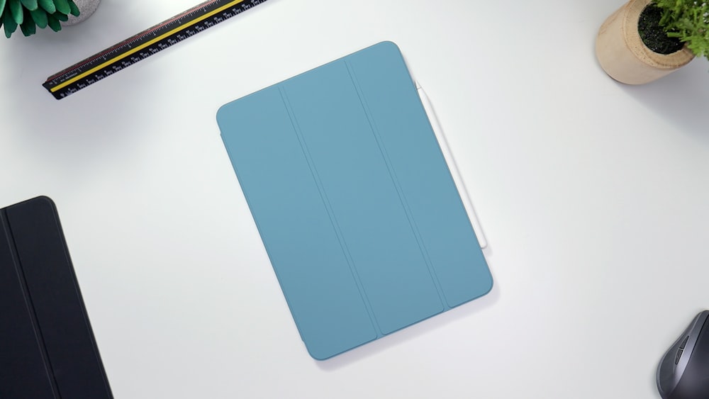 白いテーブルの上に青いスマートケース