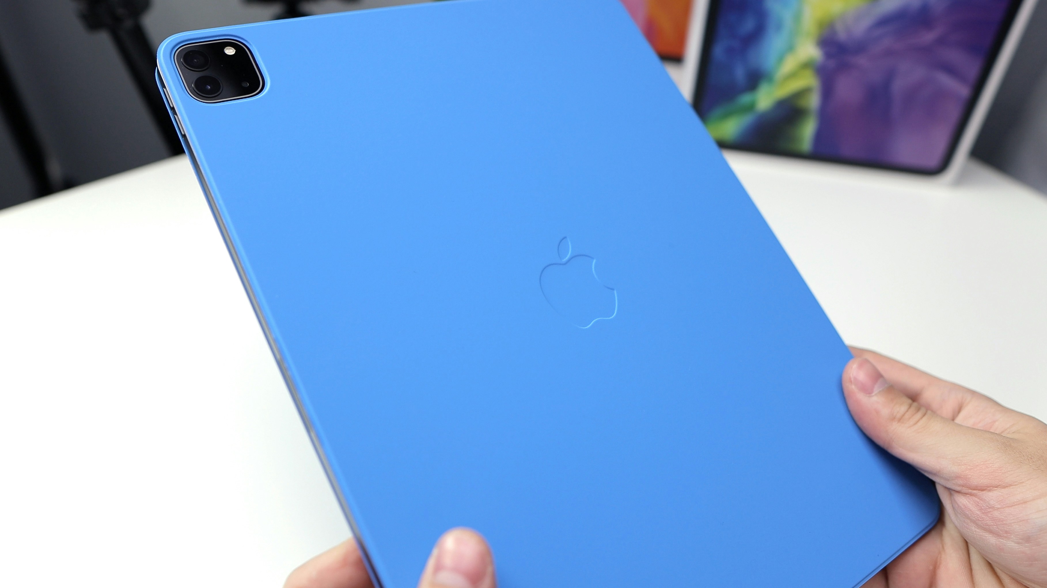 coque iphone bleue sur la main de la personne