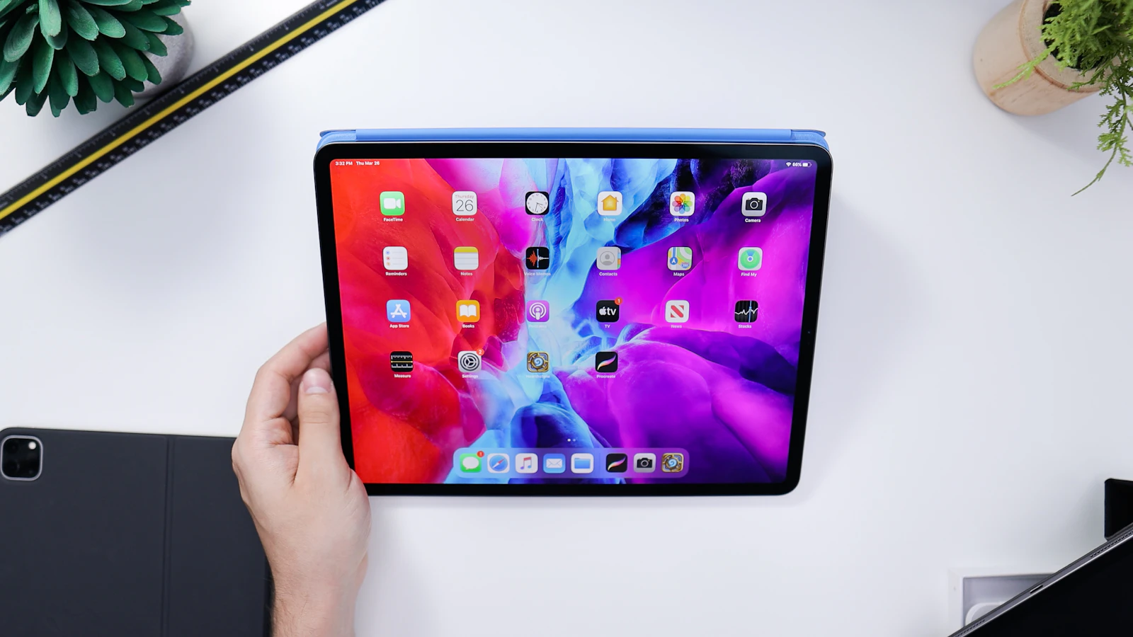 Apple iPad Pro con Apple Pencil en una mesa de trabajo para inferencia de IA local