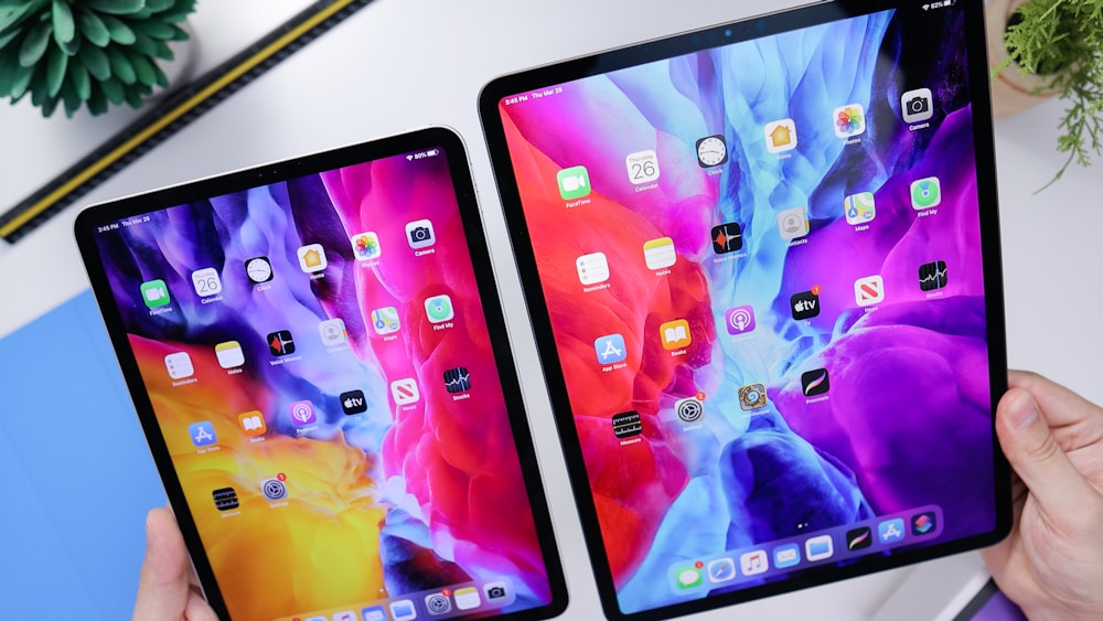 iPad nero su tavolo bianco