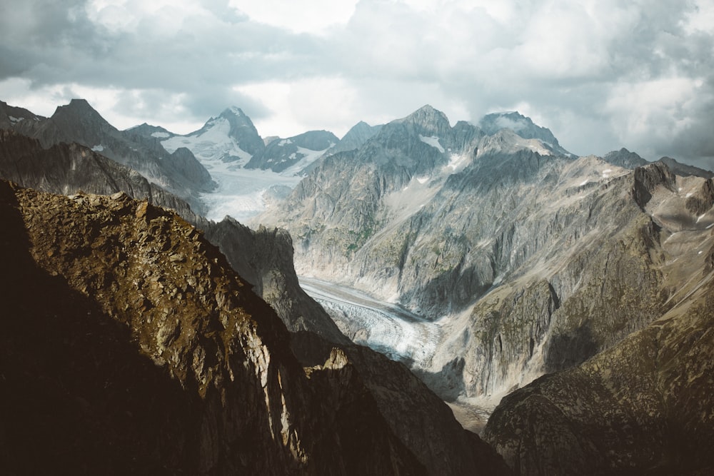 montagnes enneigées pendant la journée