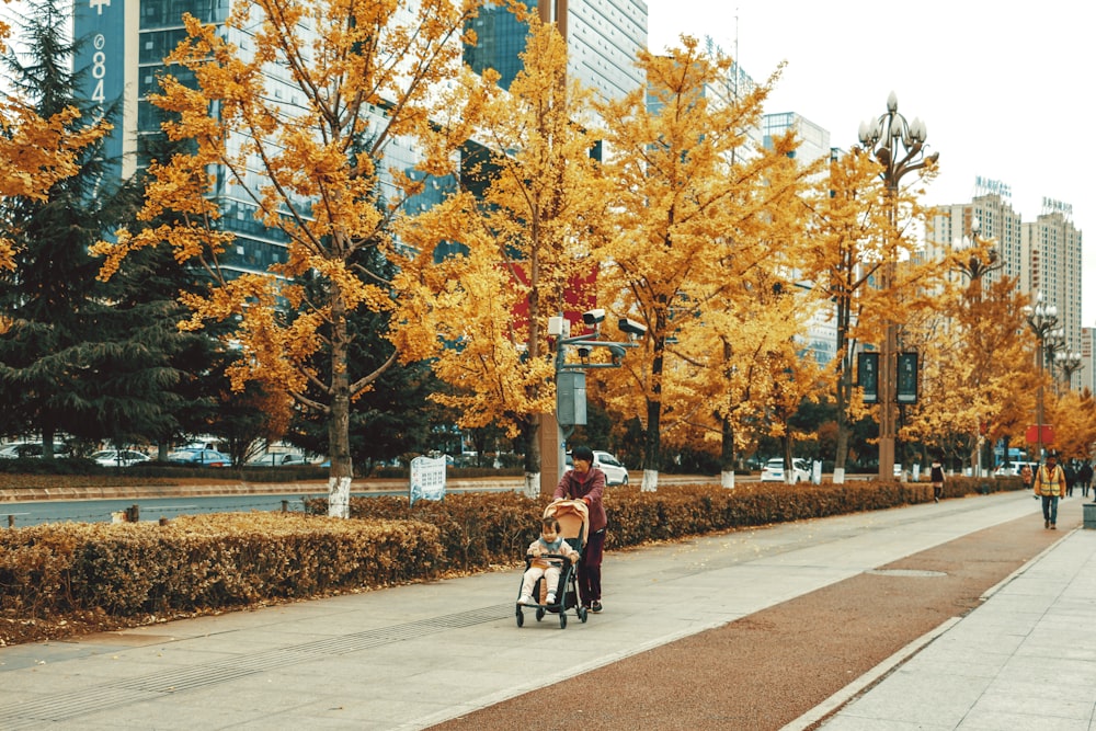 Mann in roter Jacke fährt tagsüber Fahrrad auf der Straße