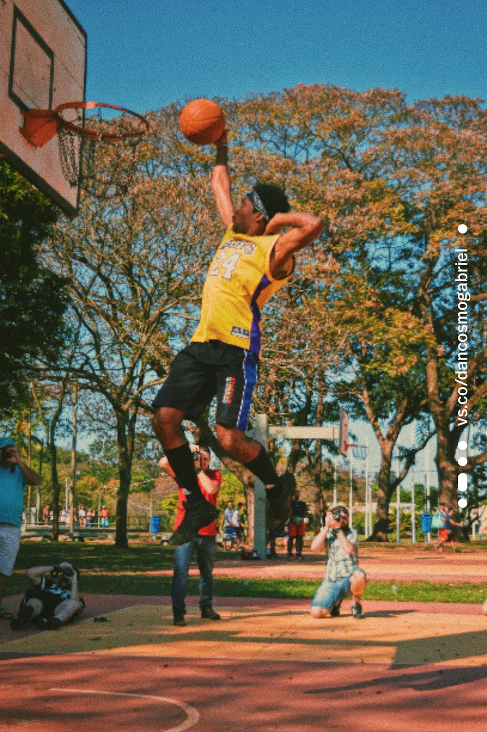 um homem pulando no ar para mergulhar uma bola de basquete