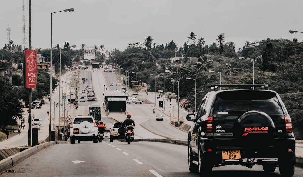 carros na estrada durante o dia