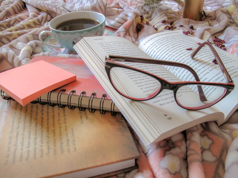 gafas de montura marrón en cuaderno blanco