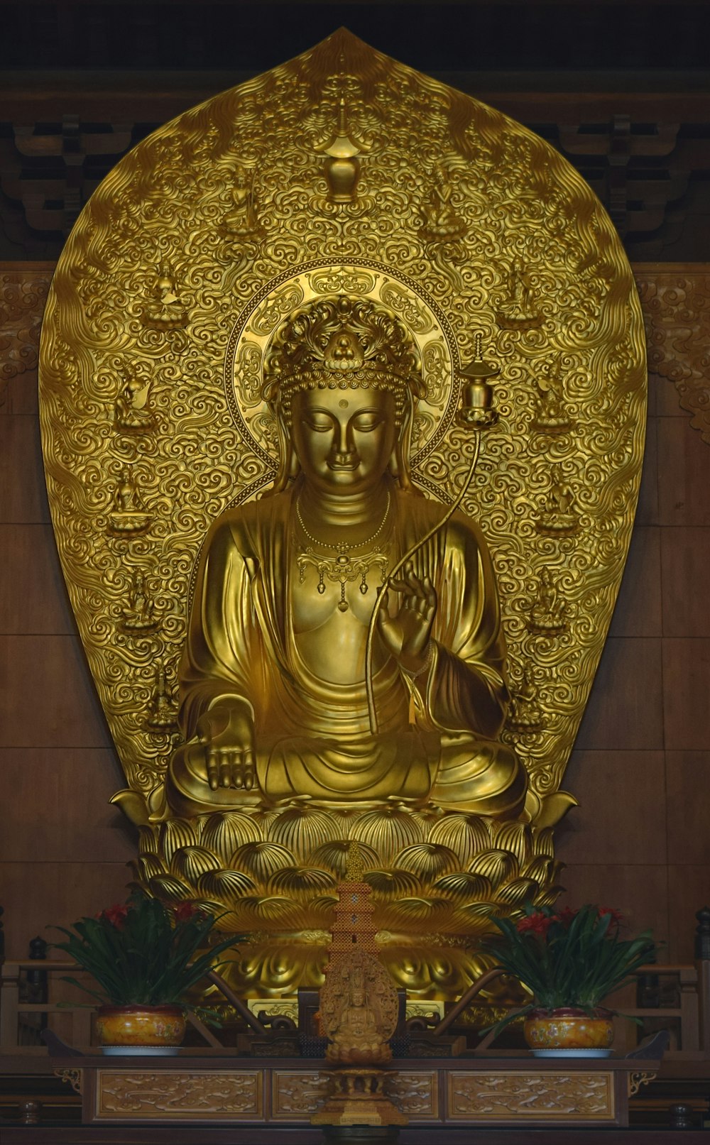 estátua de ouro de buddha em azulejos de piso marrom