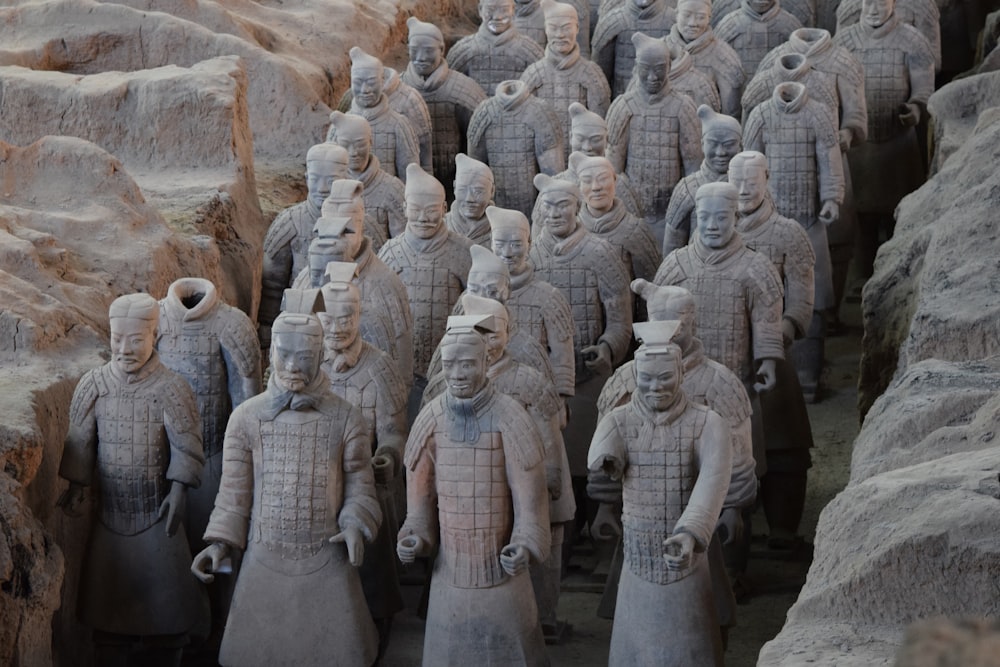 estátuas de pedra marrom na formação rochosa marrom durante o dia