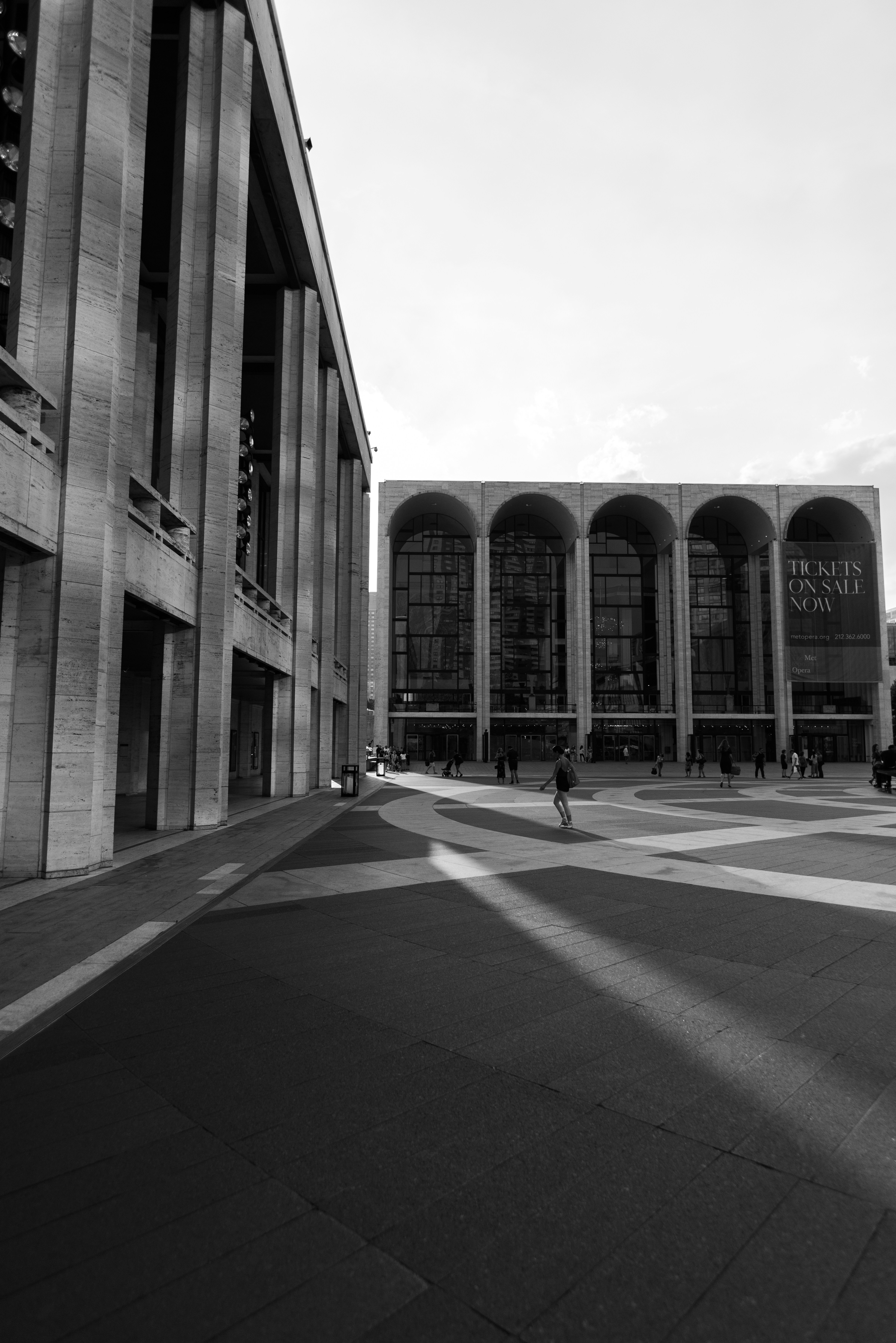 建物のグレースケール写真