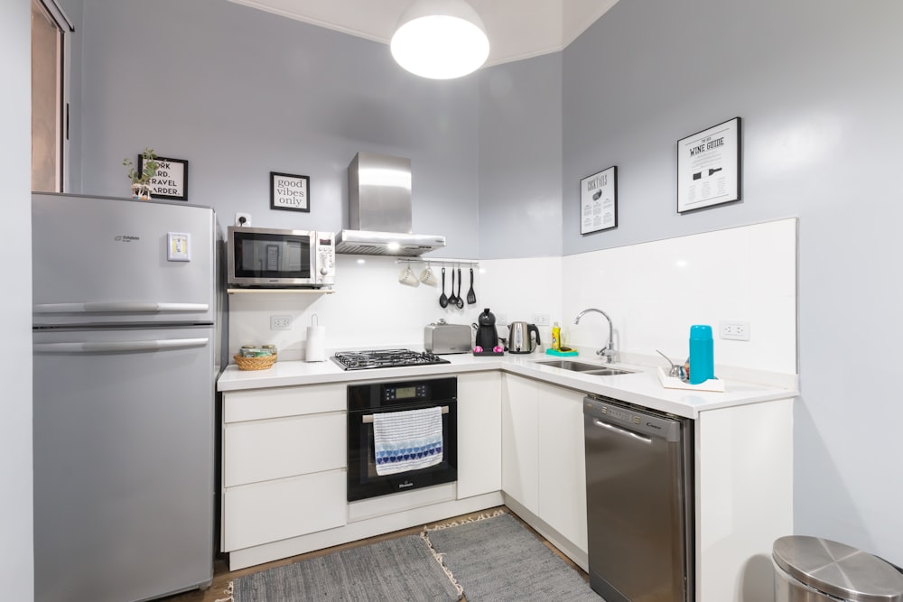 Foto Refrigerador de montaje superior blanco al lado del horno de  microondas blanco – Imagen Marrón gratis en Unsplash