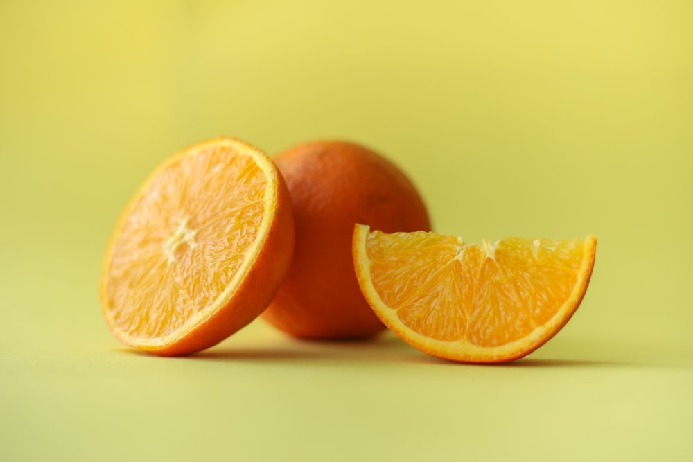 Fruta naranja en rodajas sobre mesa blanca