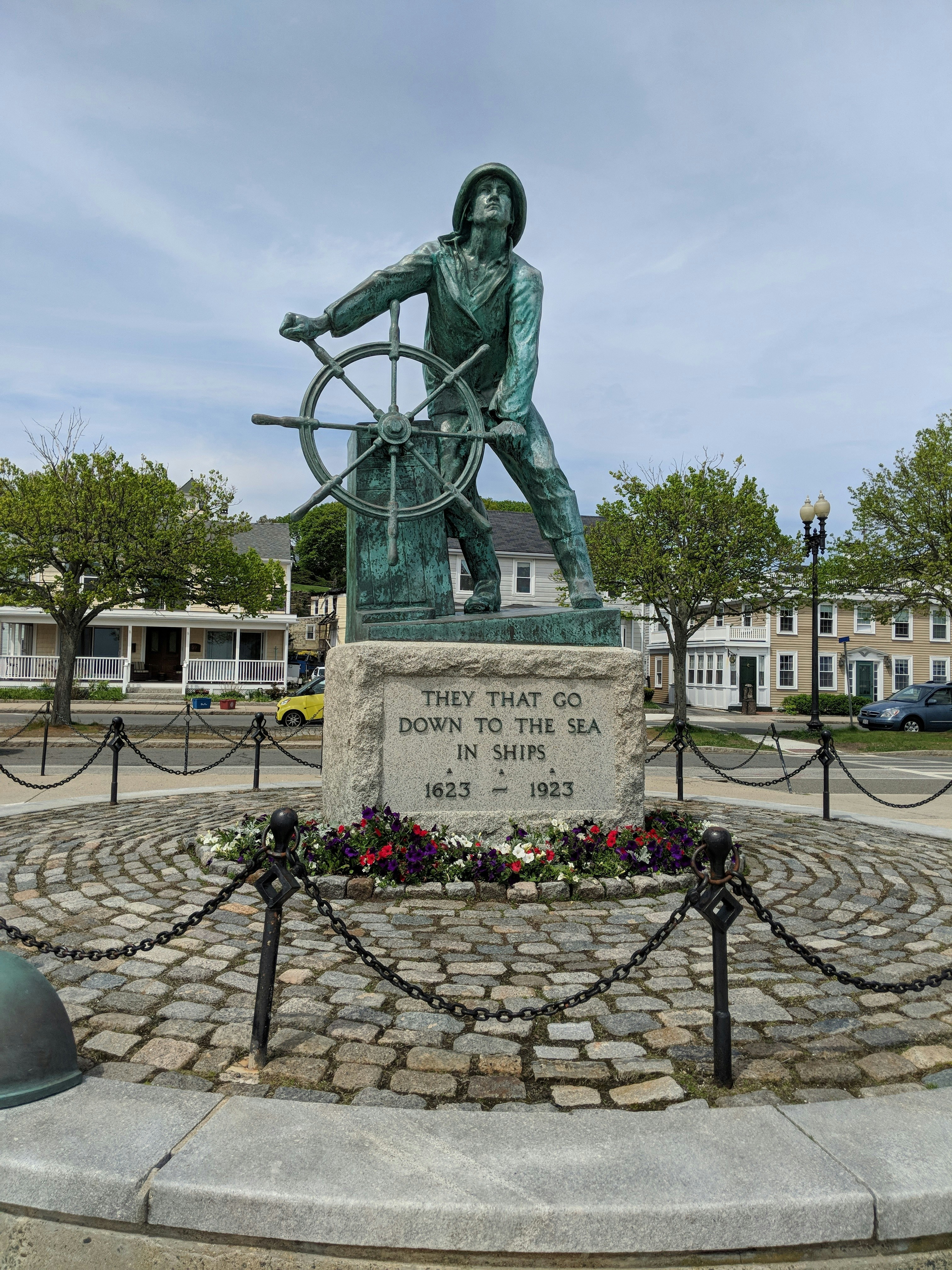 Statue de la Liberté sous un ciel nuageux pendant la journée