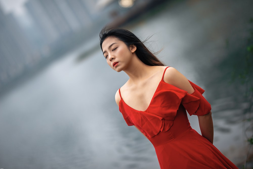 Mujer con vestido rojo con cuello en V