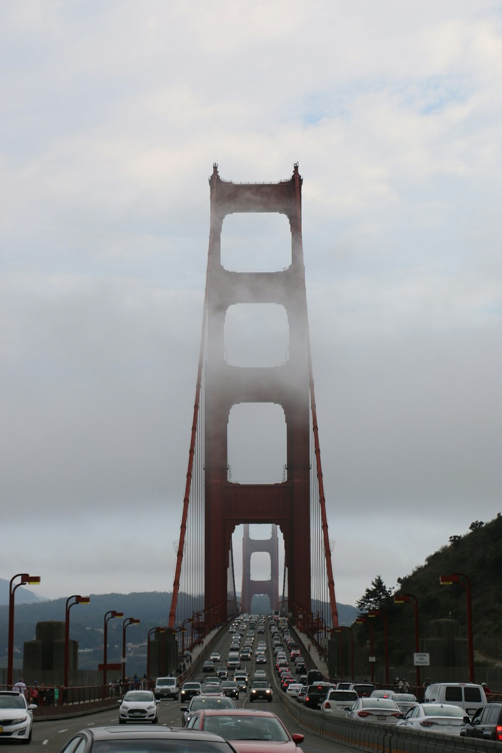 Golden Gate Bridge sotto nuvole bianche durante il giorno