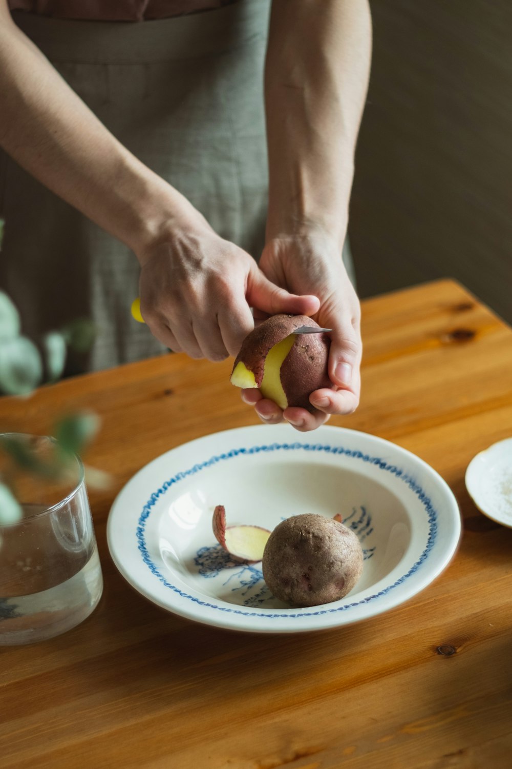 personne tenant des fruits tranchés sur une assiette en céramique blanche