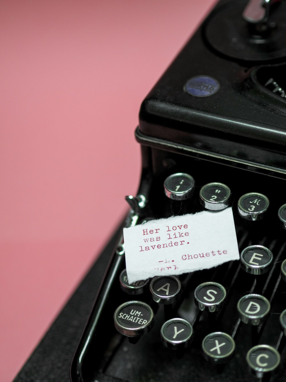 máquina de escrever preta e branca com fundo vermelho