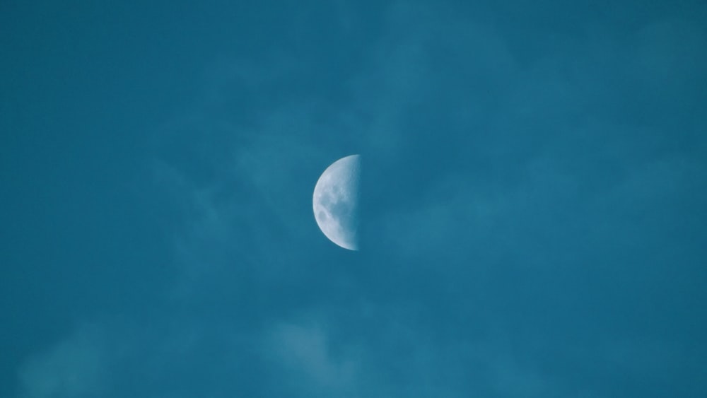 Luna piena nel cielo blu