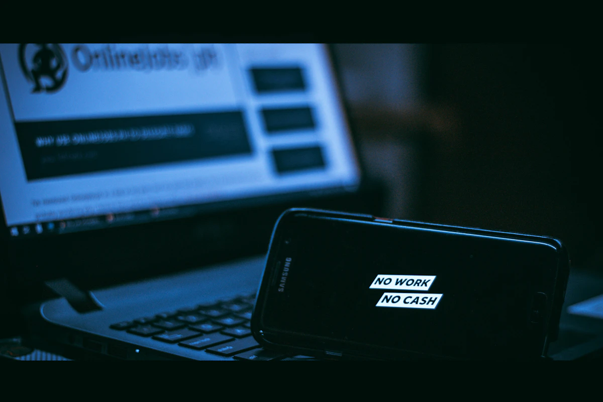 Agentes de policía analizando pruebas digitales en una investigación de cibercrimen de alto nivel.