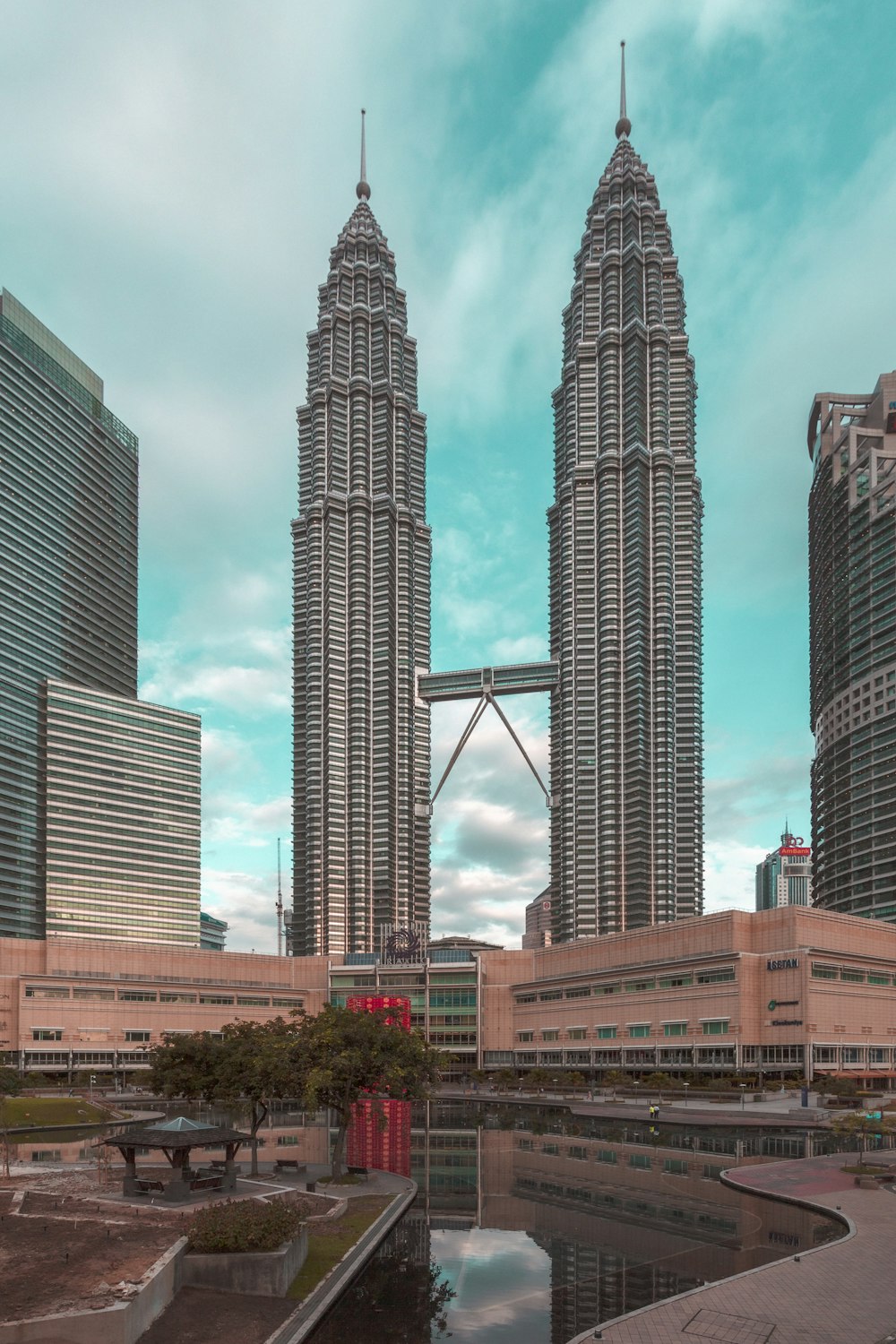 edifícios da cidade sob o céu azul durante o dia