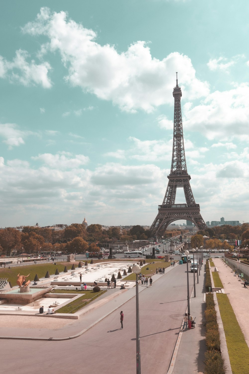 Menschen, die tagsüber auf der Straße in der Nähe des Eiffelturms spazieren gehen