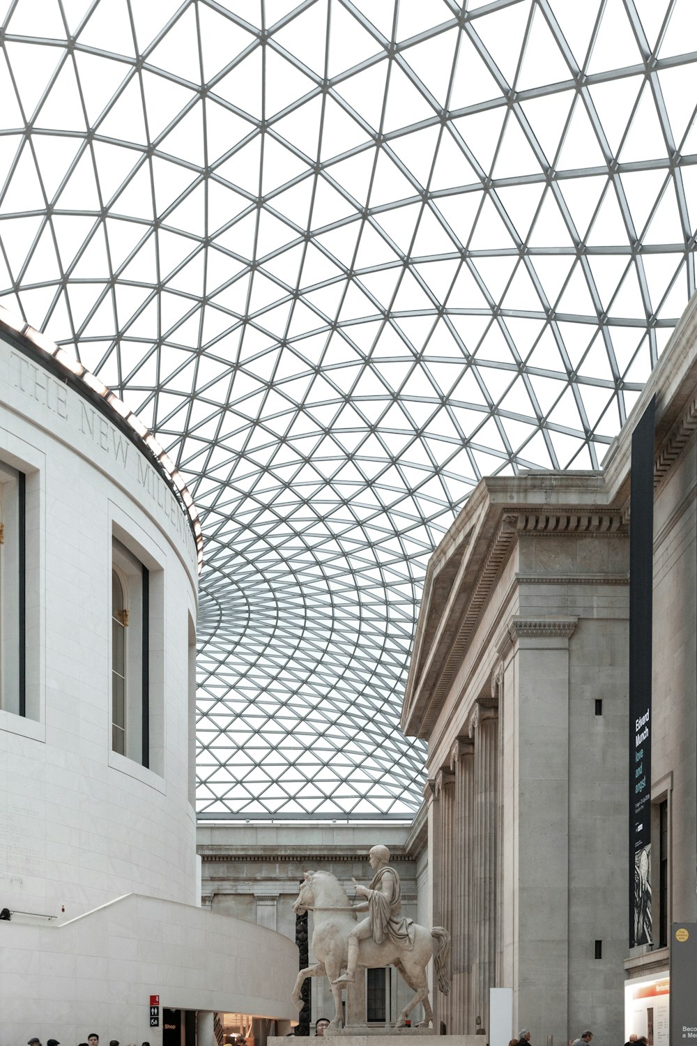 Bâtiment en béton blanc et brun