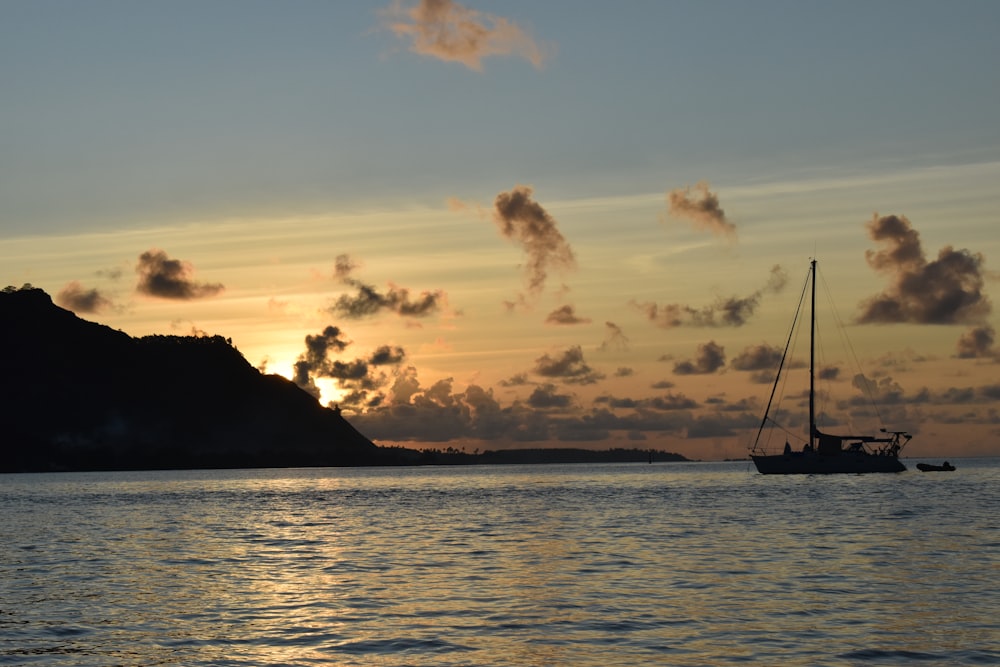 Silueta del barco en el mar durante la puesta del sol