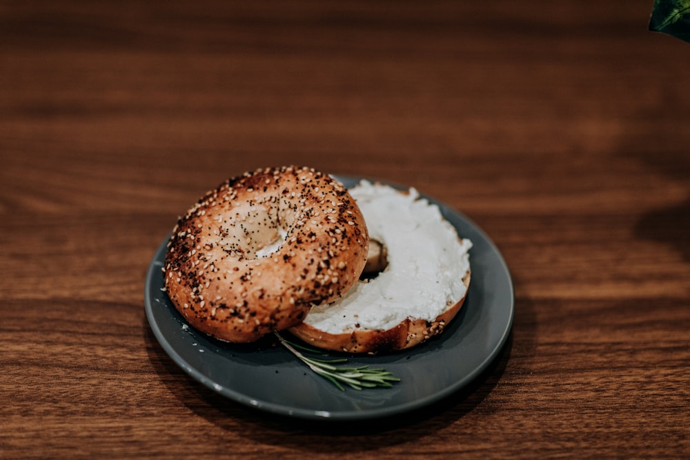 Brot mit weißer Sahne auf schwarzem runden Teller
