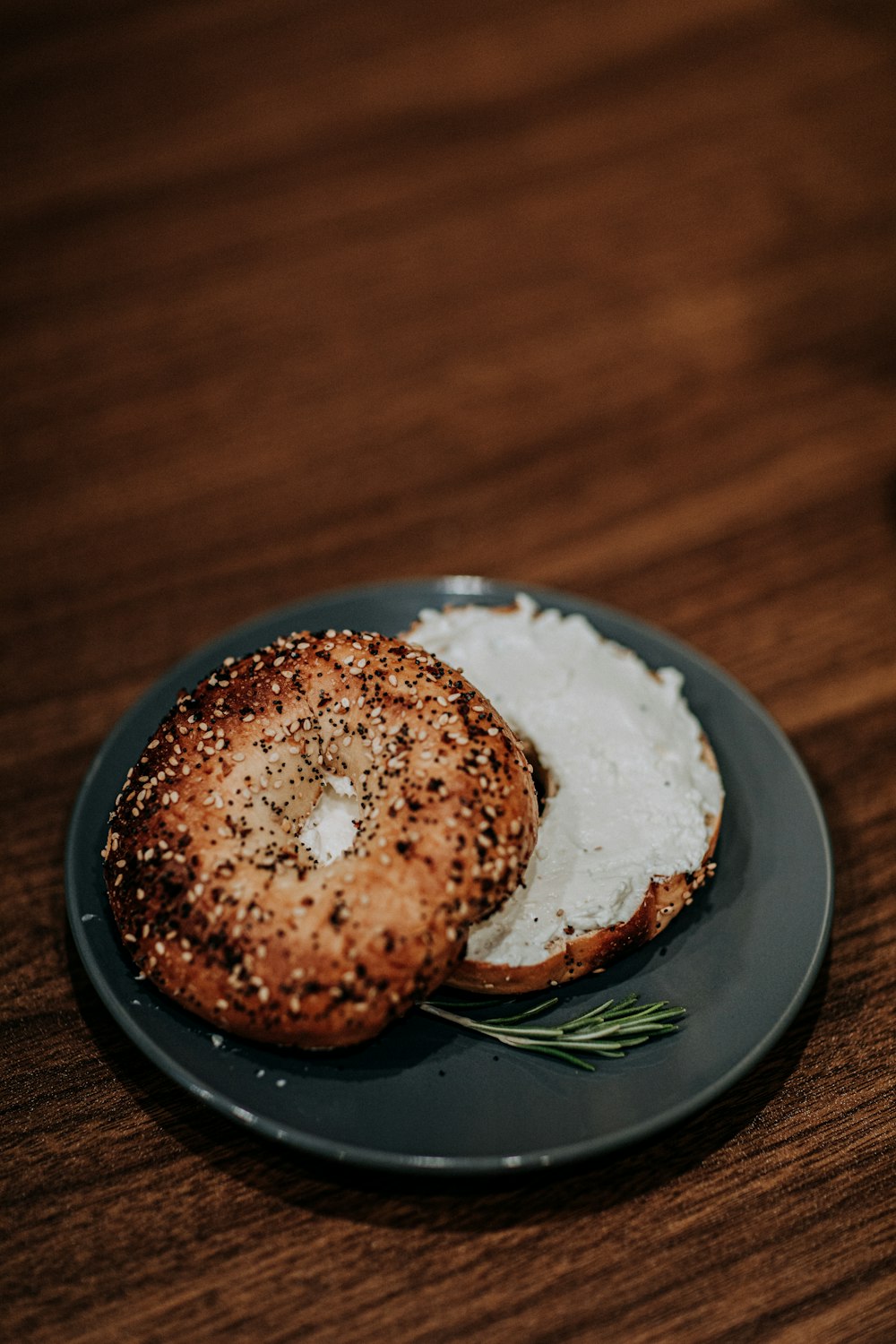 Schwarzbrot auf blauem Keramikteller